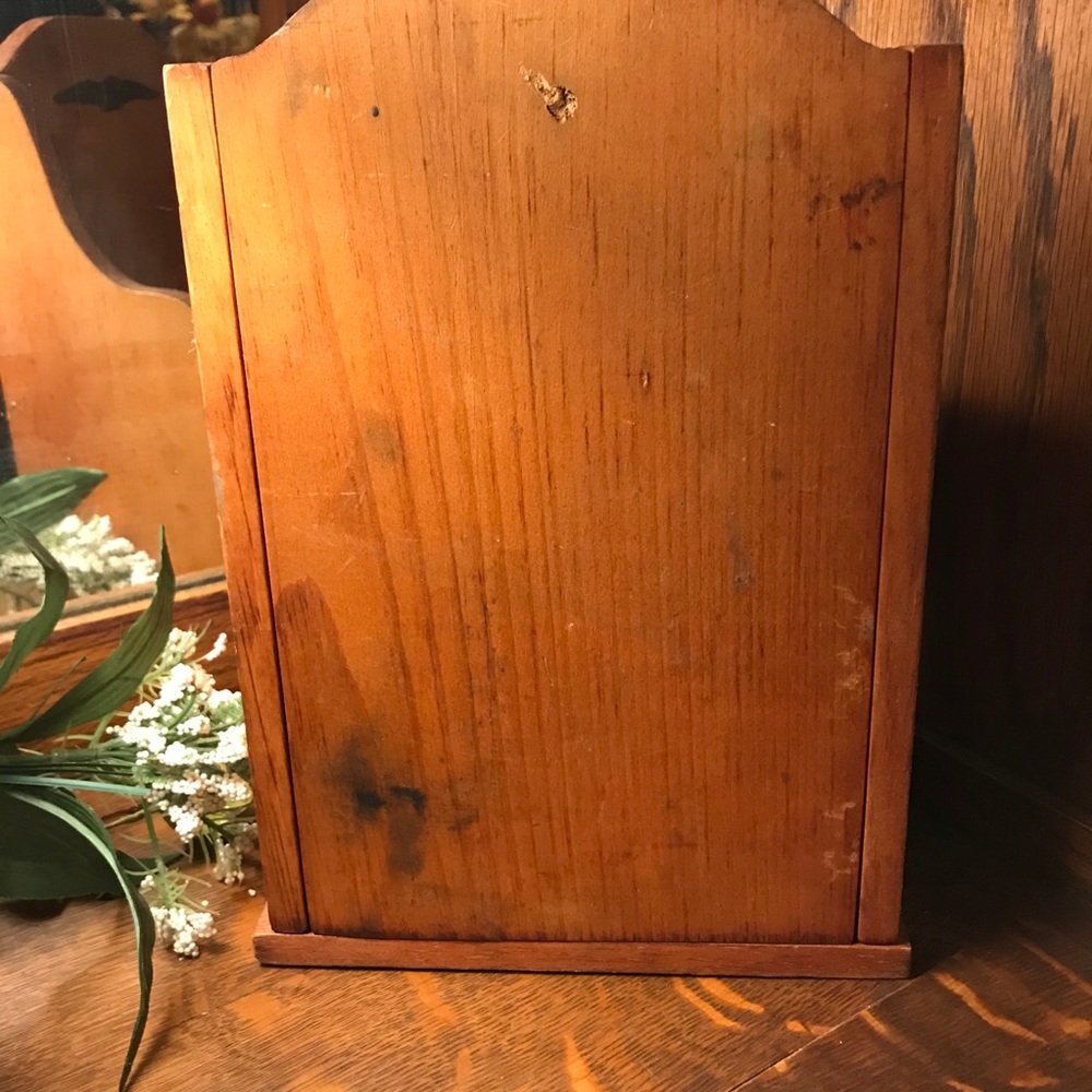 Vintage 1970’s Colonial Small Pine Shelf with Drawer - Picture 7 of 13